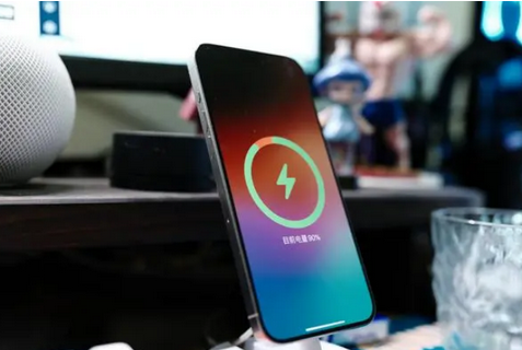 山亭苹果15换屏服务分享用什么充电器给iPhone15充电更好 